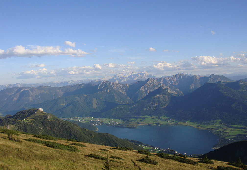 Der Wolfgangsee vor beeindruckendem Bergpanorma. (© WTG) 