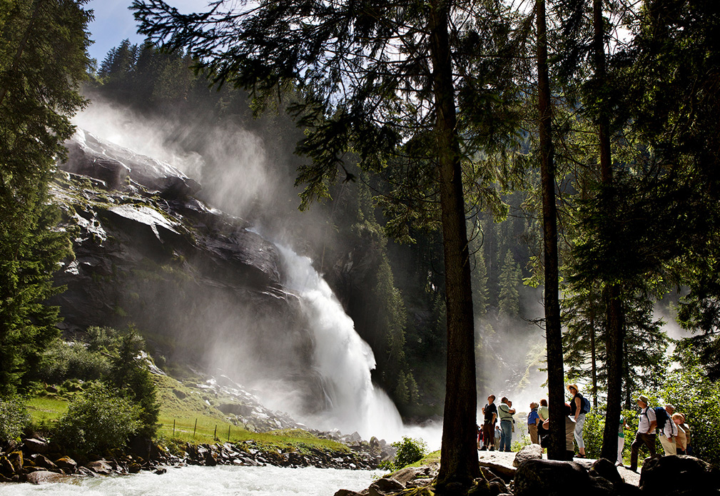 Tosende Wassermassen stürzen die Felsstufe hinab. (© Krimmler Wasserfälle)